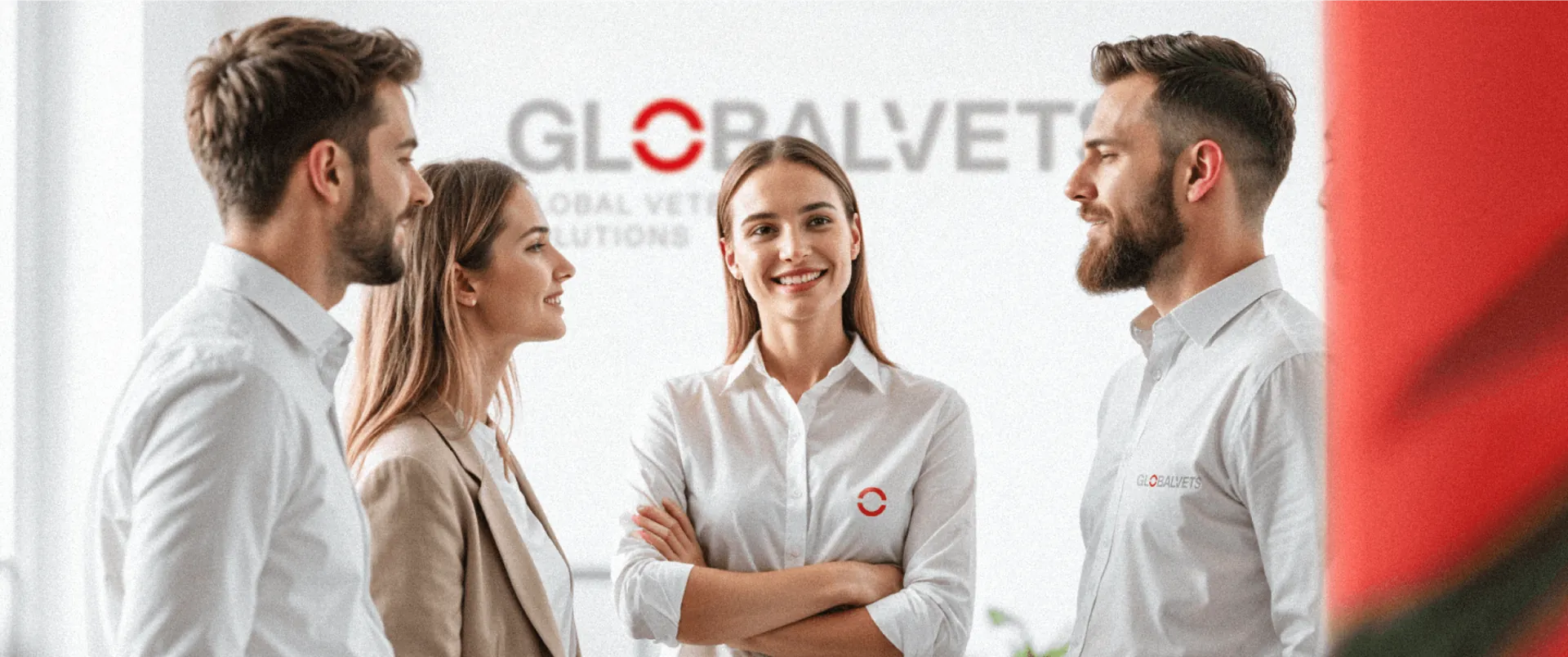 Equipo de Globalvets conversando en una oficina